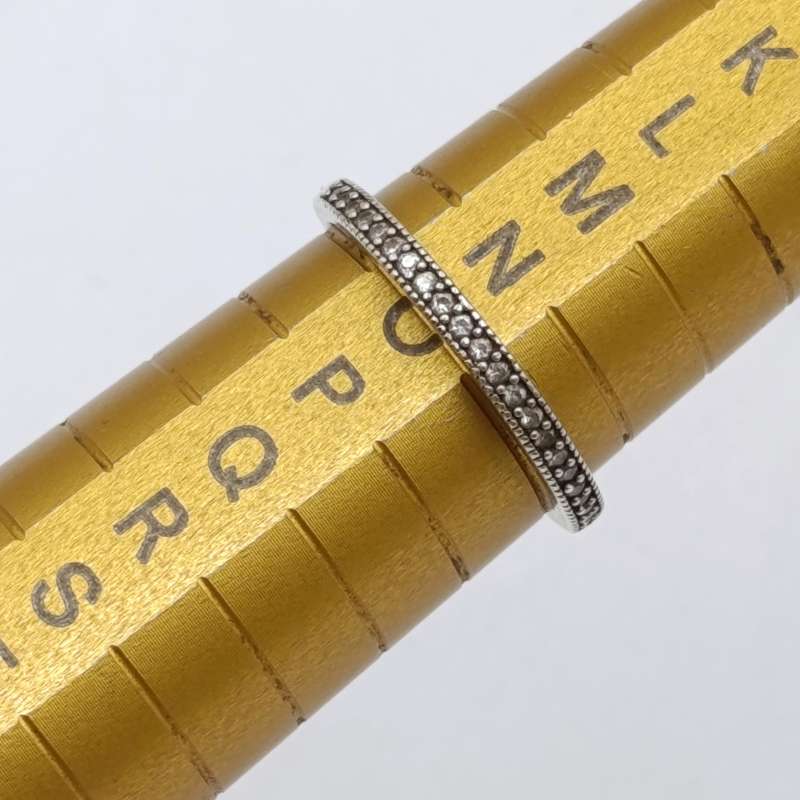 Pair of sterling silver wedding band rings with clear stones - weighs 3,2 grams - Size O