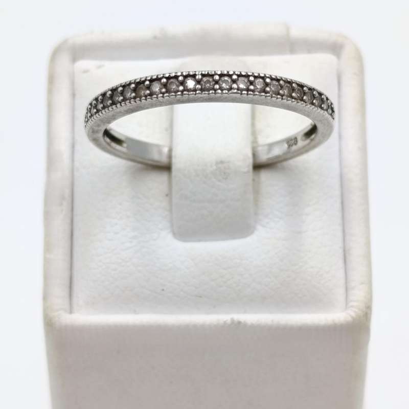 Pair of sterling silver wedding band rings with clear stones - weighs 3,2 grams - Size O