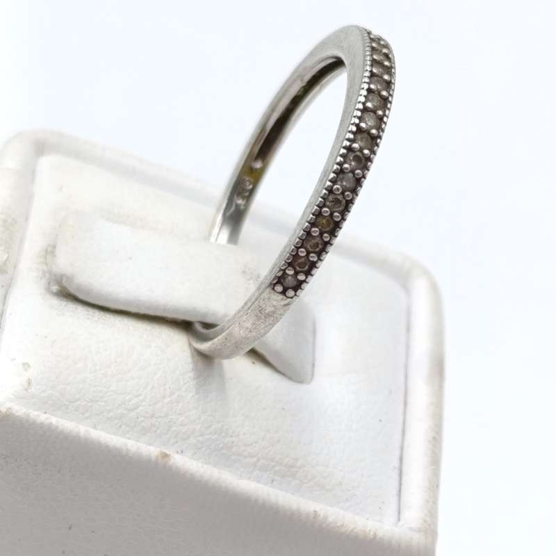 Pair of sterling silver wedding band rings with clear stones - weighs 3,2 grams - Size O