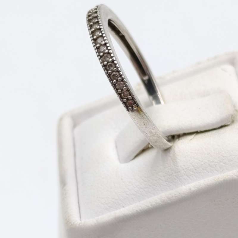 Pair of sterling silver wedding band rings with clear stones - weighs 3,2 grams - Size O