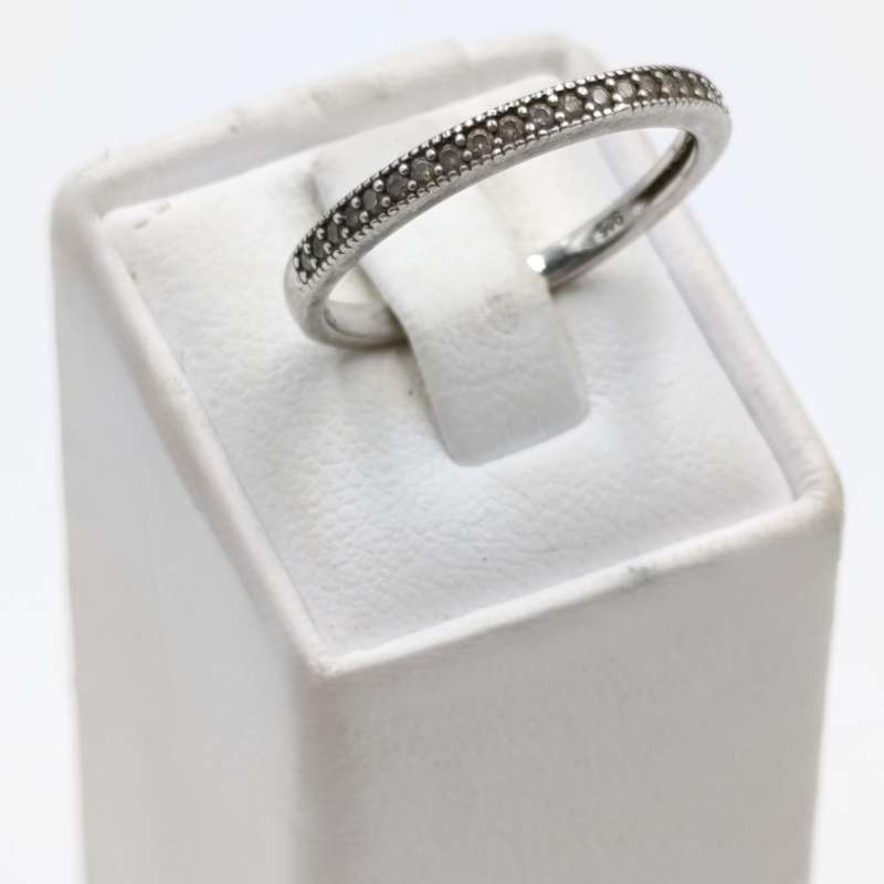 Pair of sterling silver wedding band rings with clear stones - weighs 3,2 grams - Size O