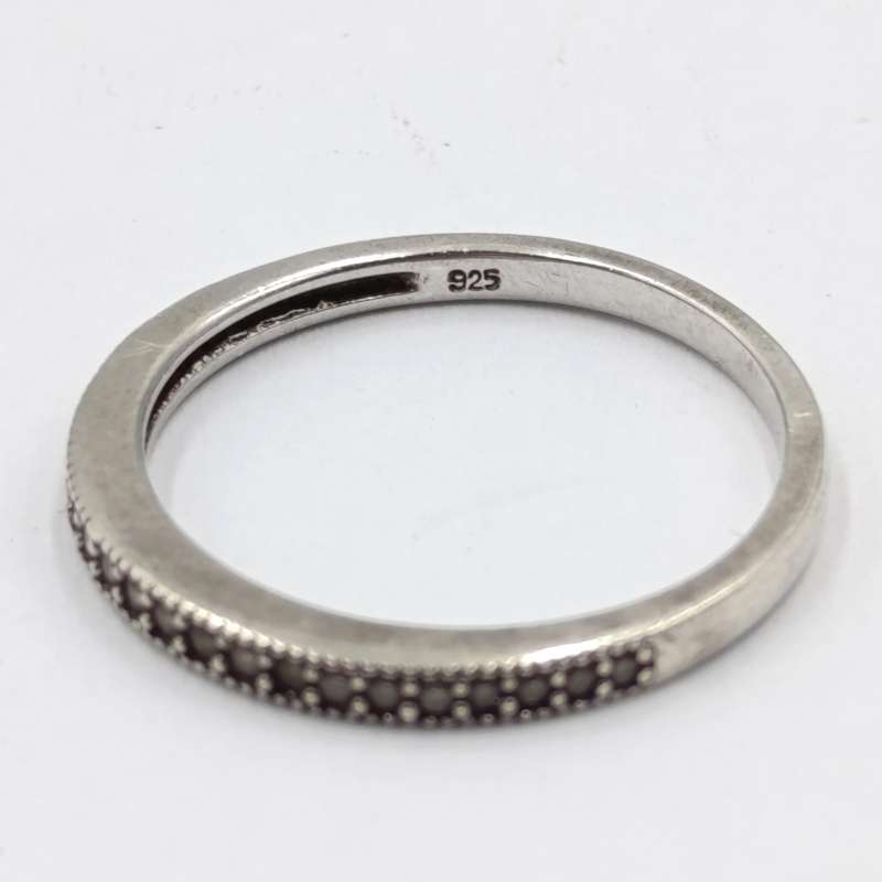 Pair of sterling silver wedding band rings with clear stones - weighs 3,2 grams - Size O