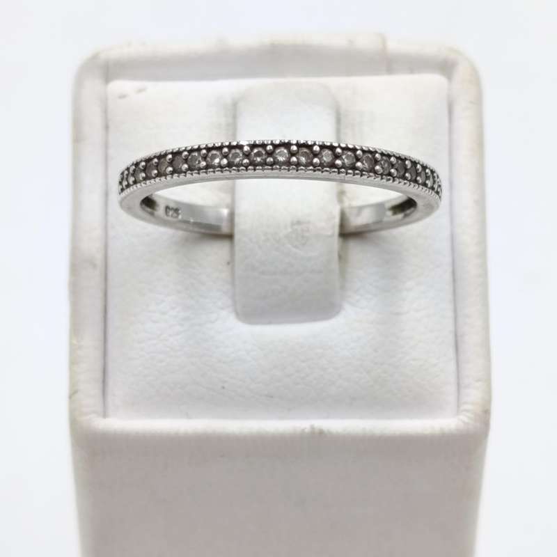Pair of sterling silver wedding band rings with clear stones - weighs 3,2 grams - Size O