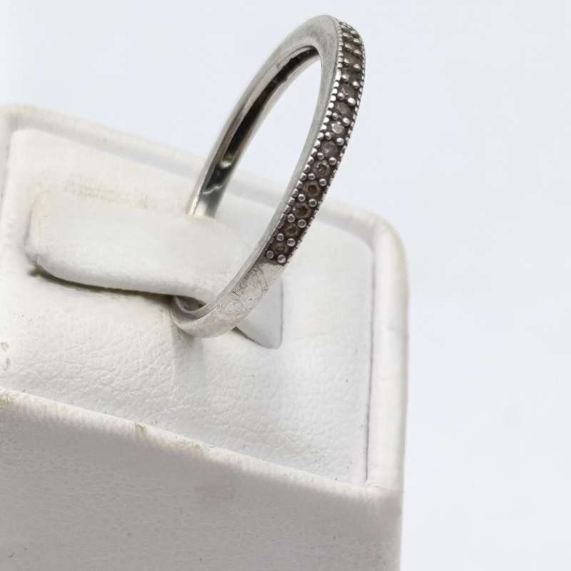 Pair of sterling silver wedding band rings with clear stones - weighs 3,2 grams - Size O