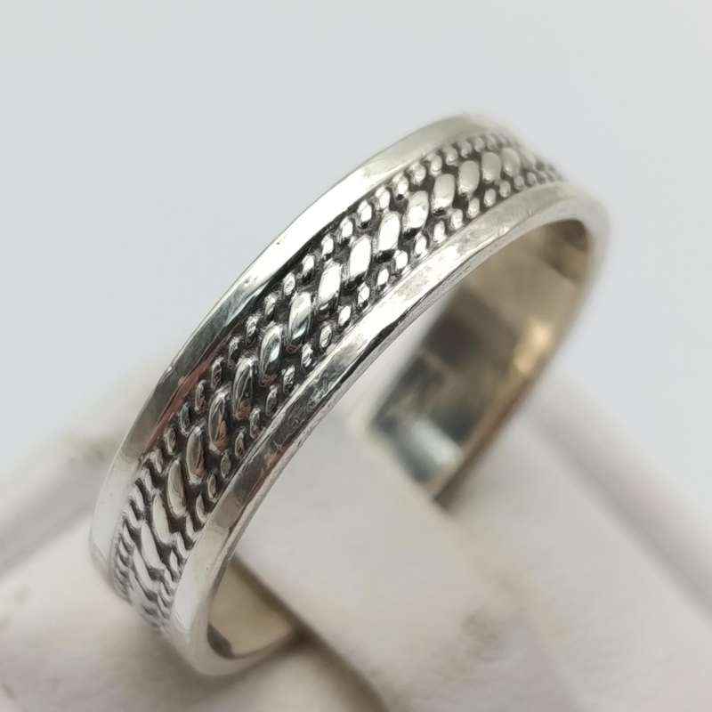 Sterling silver ring with rope design - weighs 3.2g