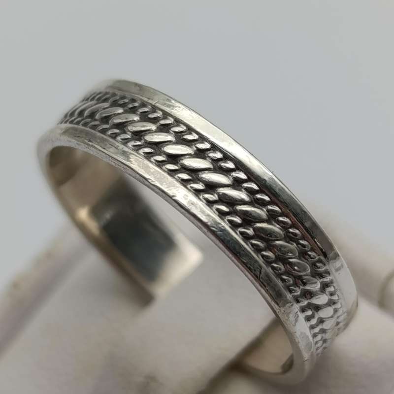 Sterling silver ring with rope design - weighs 3.2g