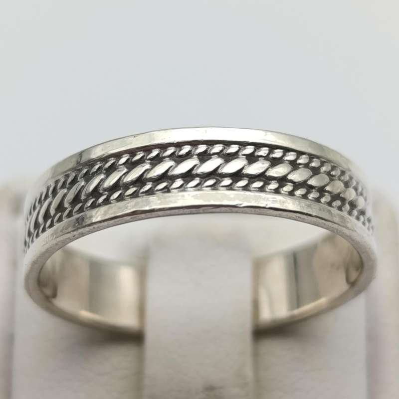 Sterling silver ring with rope design - weighs 3.2g