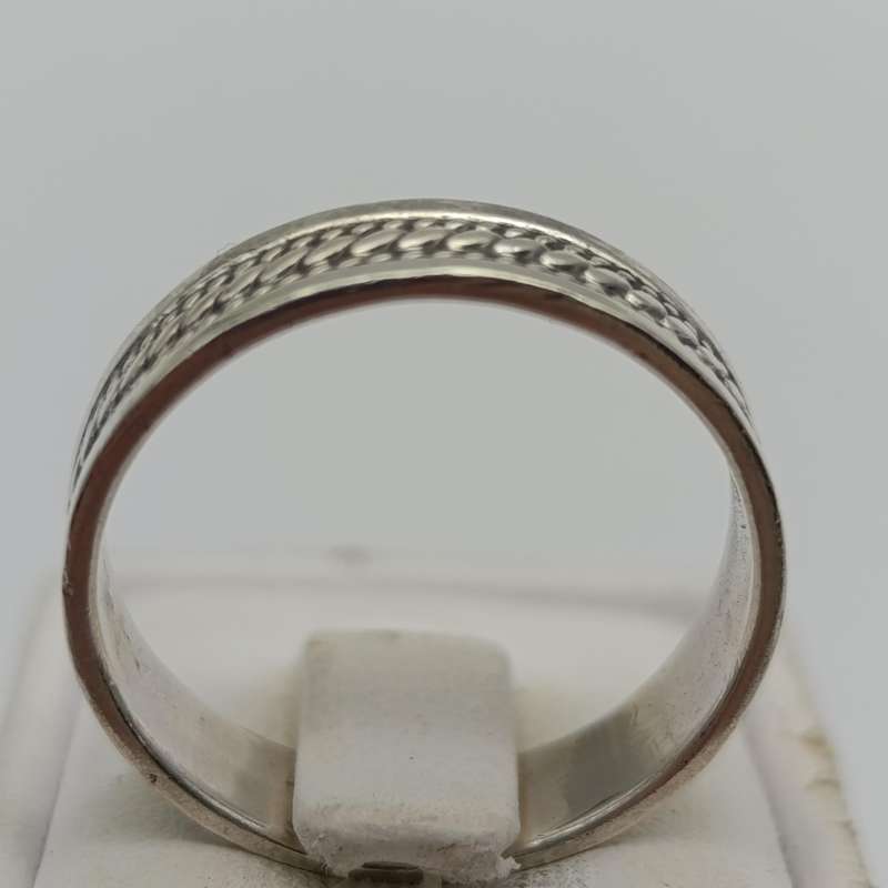 Sterling silver ring with rope design - weighs 3.2g