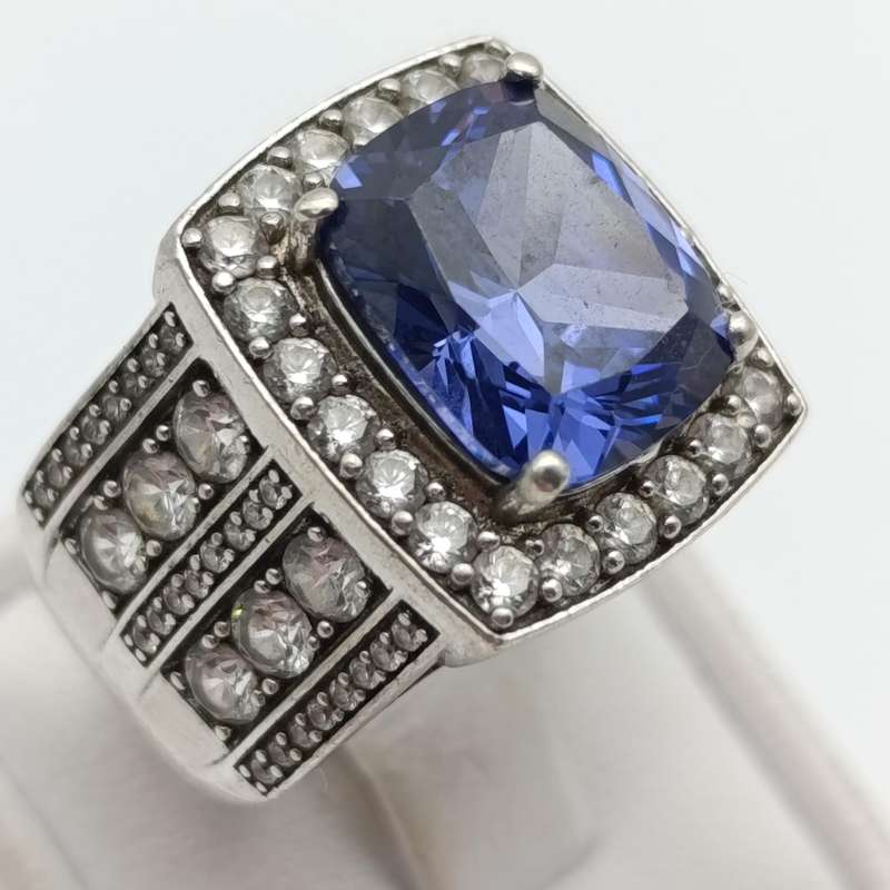 Beautiful sterling silver ring with purple stone and clear stones - weighs 10g - size P