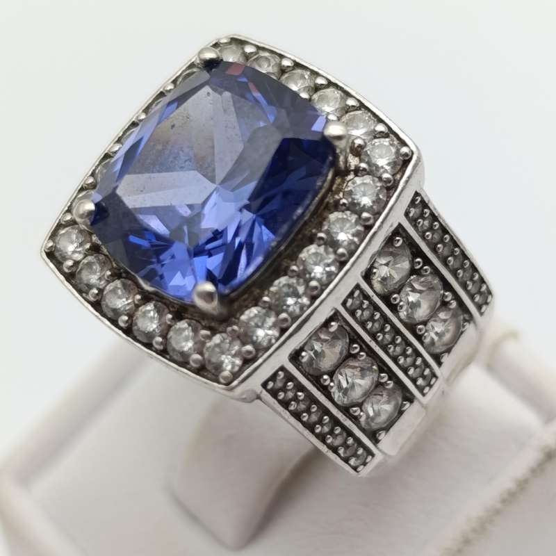 Beautiful sterling silver ring with purple stone and clear stones - weighs 10g - size P
