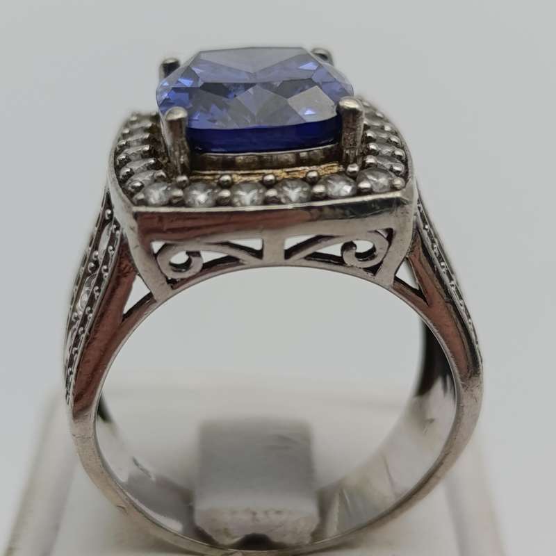 Beautiful sterling silver ring with purple stone and clear stones - weighs 10g - size P