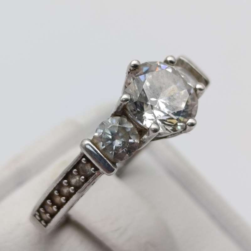 Beautiful sterling silver ring with clear stones - weighs 3.0g - size O