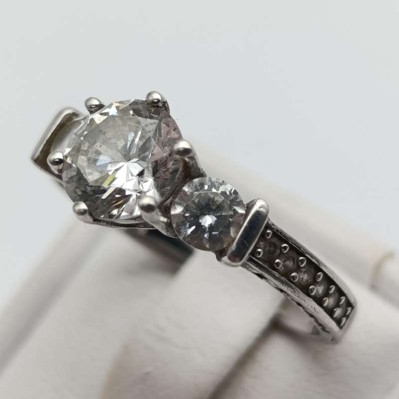 Beautiful sterling silver ring with clear stones - weighs 3.0g - size O