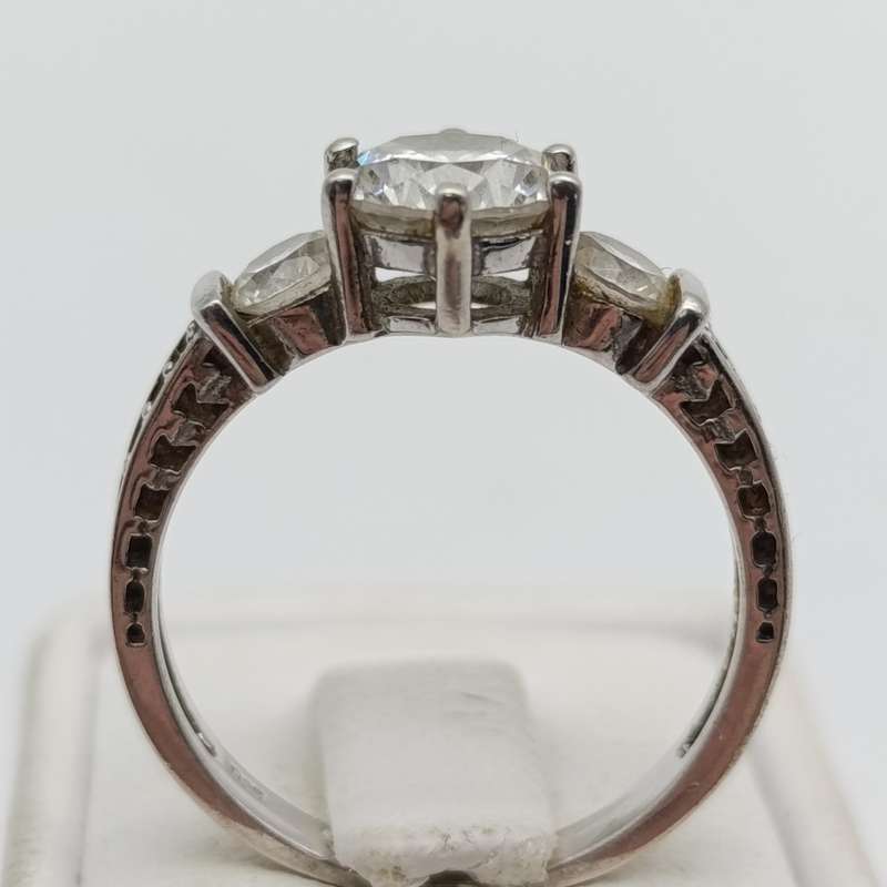 Beautiful sterling silver ring with clear stones - weighs 3.0g - size O