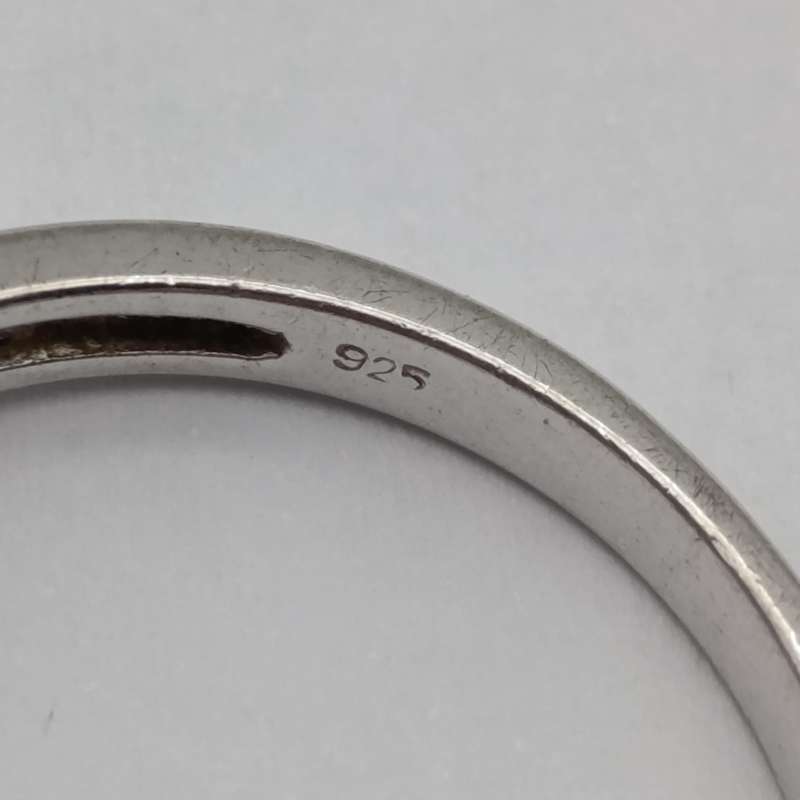 Beautiful sterling silver ring with clear stones - weighs 3.0g - size O