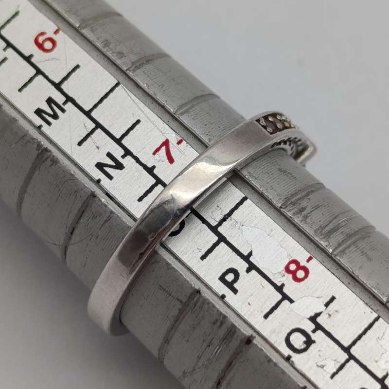 Beautiful sterling silver ring with clear stones - weighs 3.0g - size O