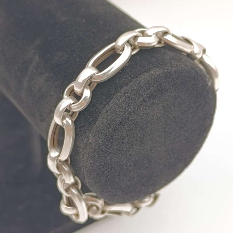 Very unique sterling silver bracelet - weighs 18.6g - length 21cm