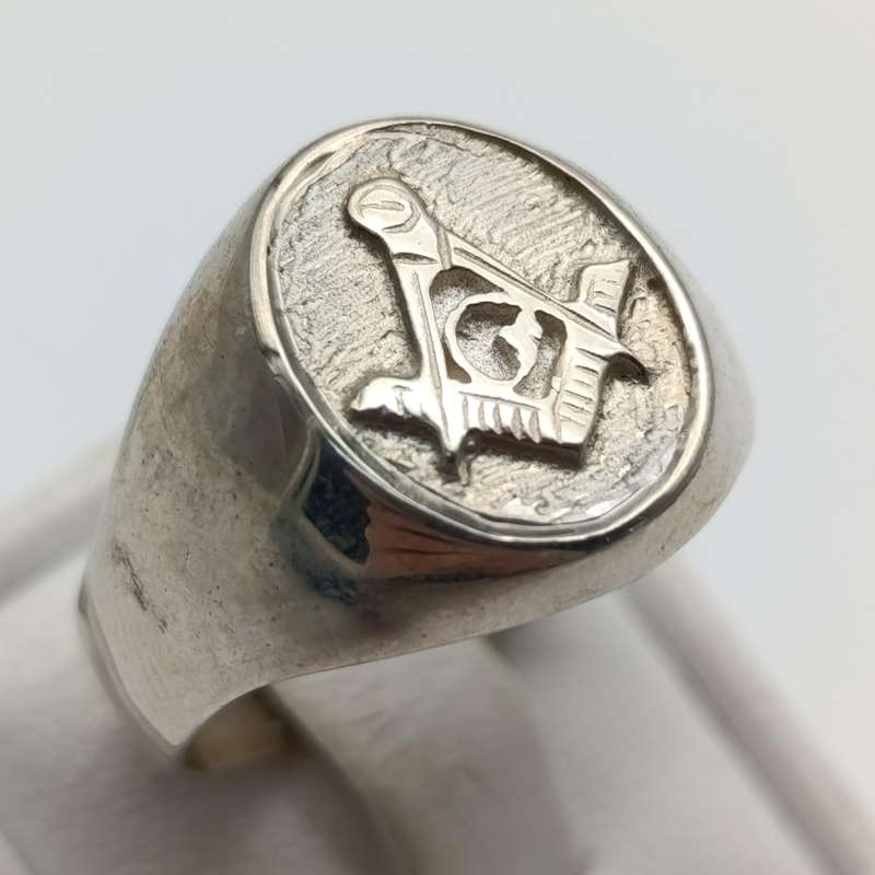 Sterling silver Masonic mens ring - weighs 7.5g - size S 1/2