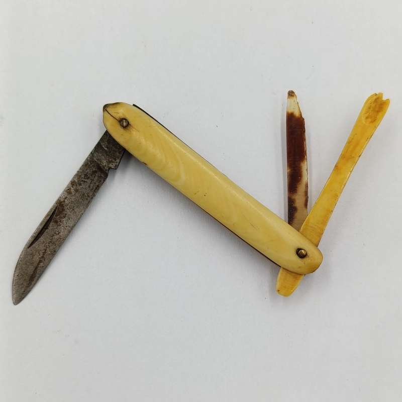 Antique small pocket knife with snuff spoon and picks