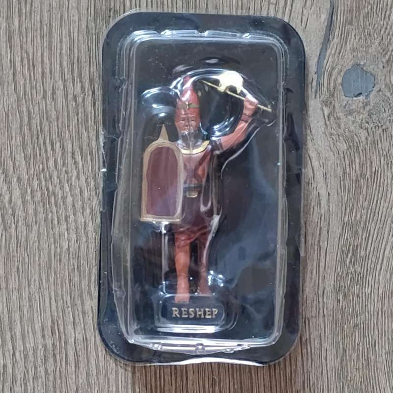 Lot of 5 gods of Ancient Egypt figurines with magazines
