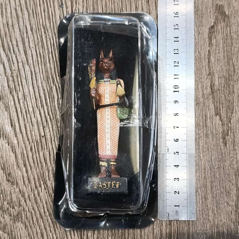 Lot of 5 gods of Ancient Egypt figurines with magazines