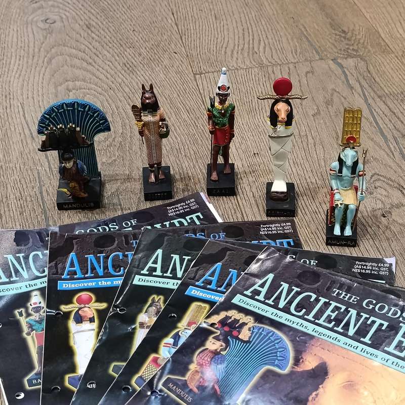 Lot of 5 gods of Ancient Egypt figurines with magazines