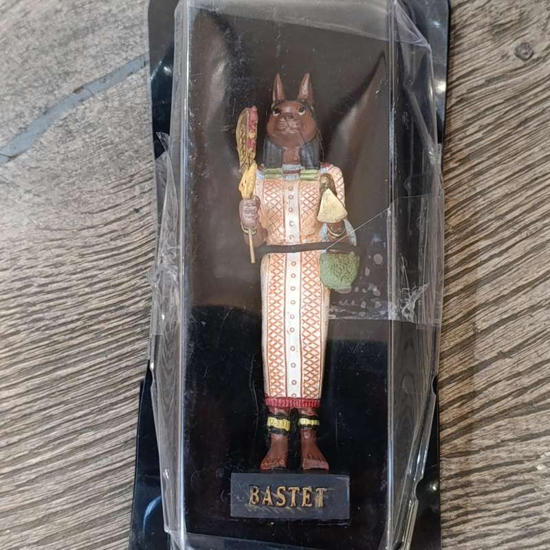 Lot of 5 gods of Ancient Egypt figurines with magazines