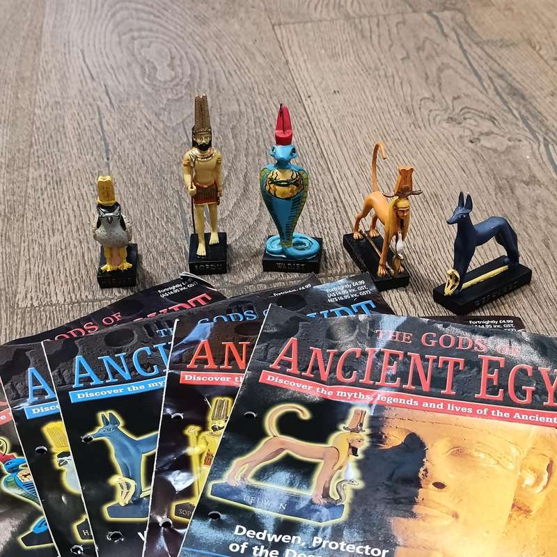 Lot of 5 gods of Ancient Egypt figurines with magazines