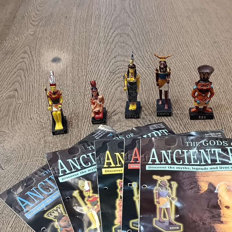 Lot of 5 gods of Ancient Egypt figurines with magazines