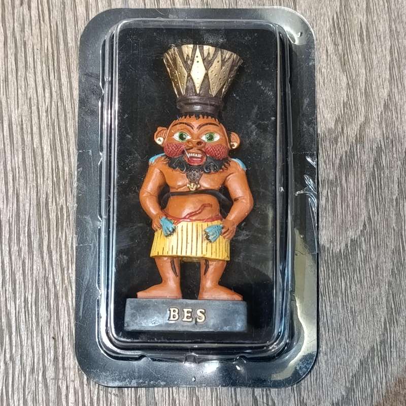 Lot of 5 gods of Ancient Egypt figurines with magazines