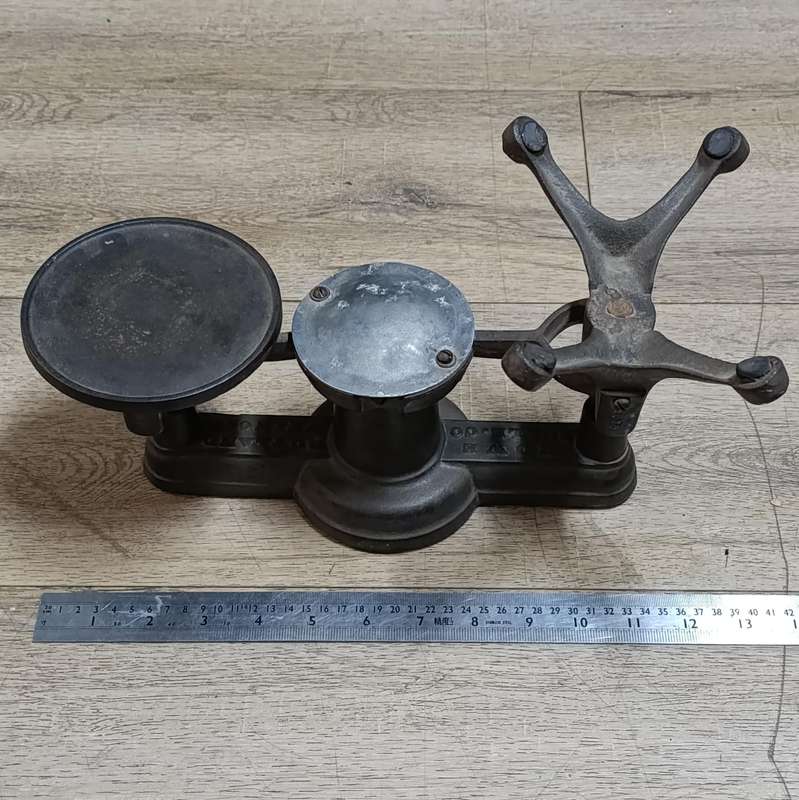 Antique Howe Scale Co. Kitchen scale with weights