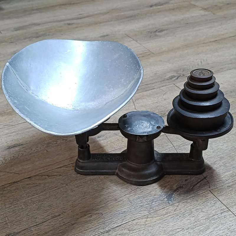 Antique Howe Scale Co. Kitchen scale with weights