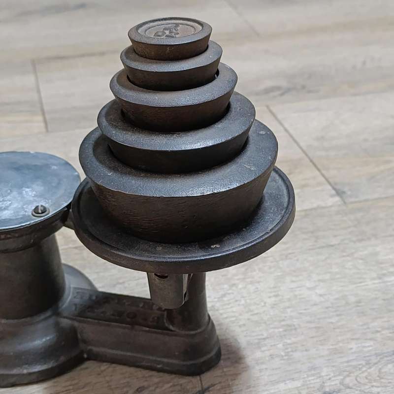 Antique Howe Scale Co. Kitchen scale with weights