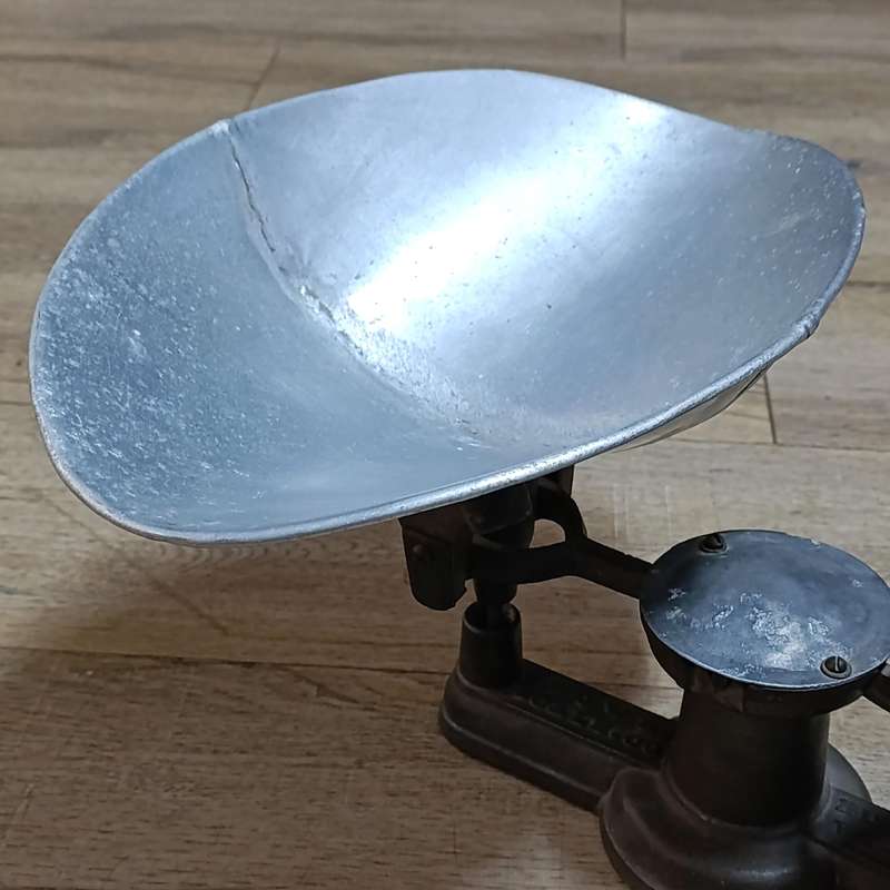 Antique Howe Scale Co. Kitchen scale with weights
