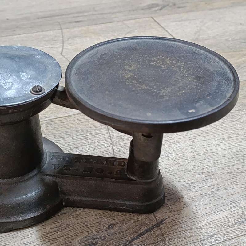 Antique Howe Scale Co. Kitchen scale with weights