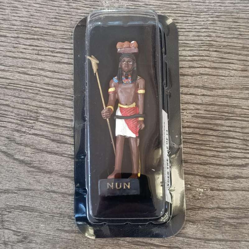 Lot of 5 gods of Ancient Egypt figrines with magazines