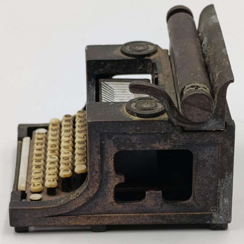 Vintage Typewriter pencil sharpener