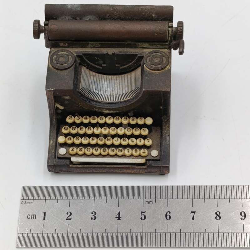 Vintage Typewriter pencil sharpener