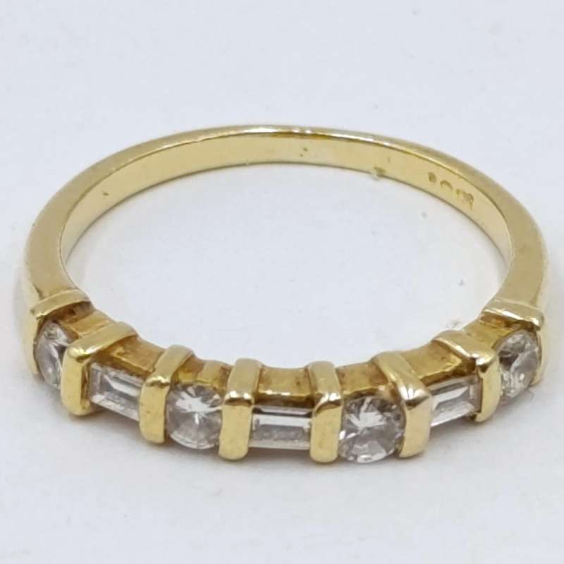 18Kt Yellow gold diamond ring with 4 round diamonds and 3 baguettes - weighs 2,2 grams - size J 1/2