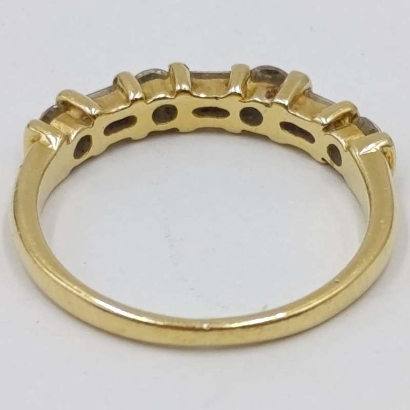 18Kt Yellow gold diamond ring with 4 round diamonds and 3 baguettes - weighs 2,2 grams - size J 1/2