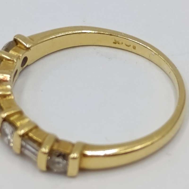 18Kt Yellow gold diamond ring with 4 round diamonds and 3 baguettes - weighs 2,2 grams - size J 1/2
