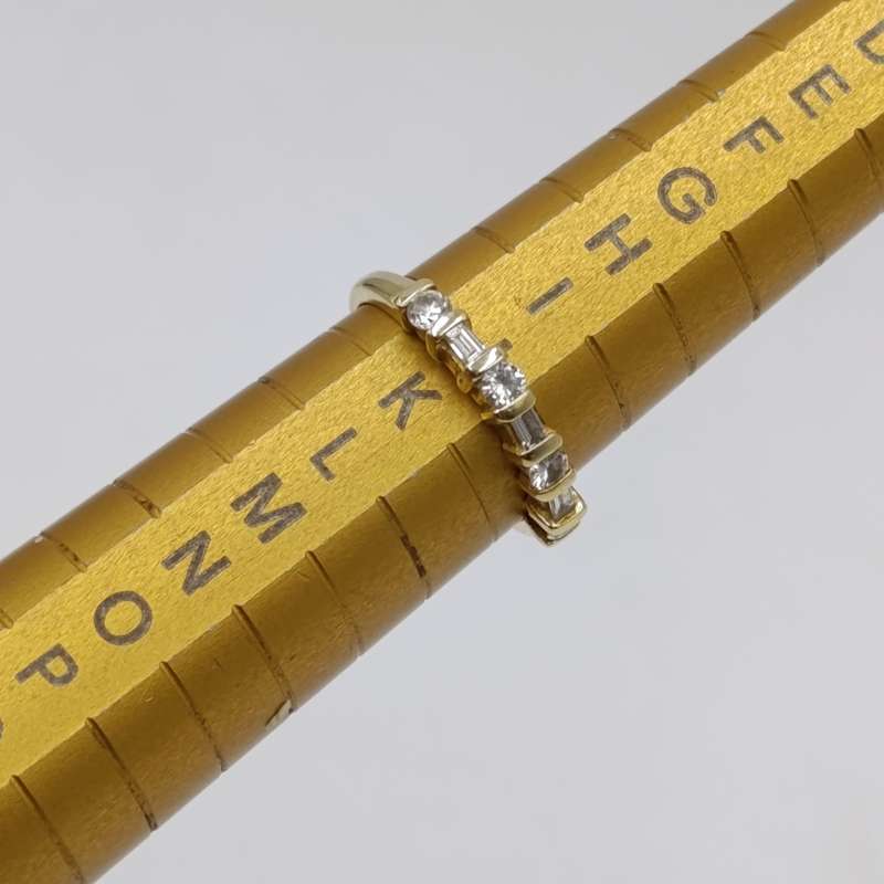 18Kt Yellow gold diamond ring with 4 round diamonds and 3 baguettes - weighs 2,2 grams - size J 1/2