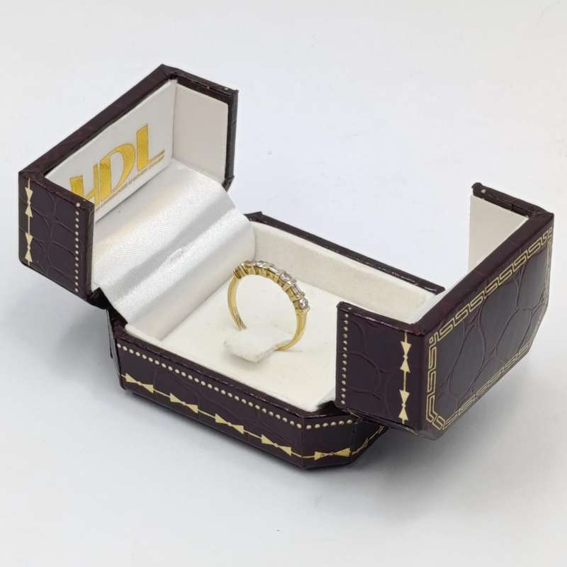 18Kt Yellow gold diamond ring with 4 round diamonds and 3 baguettes - weighs 2,2 grams - size J 1/2