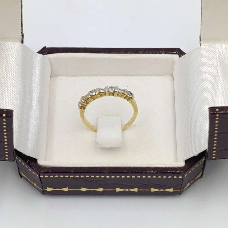 18Kt Yellow gold diamond ring with 4 round diamonds and 3 baguettes - weighs 2,2 grams - size J 1/2