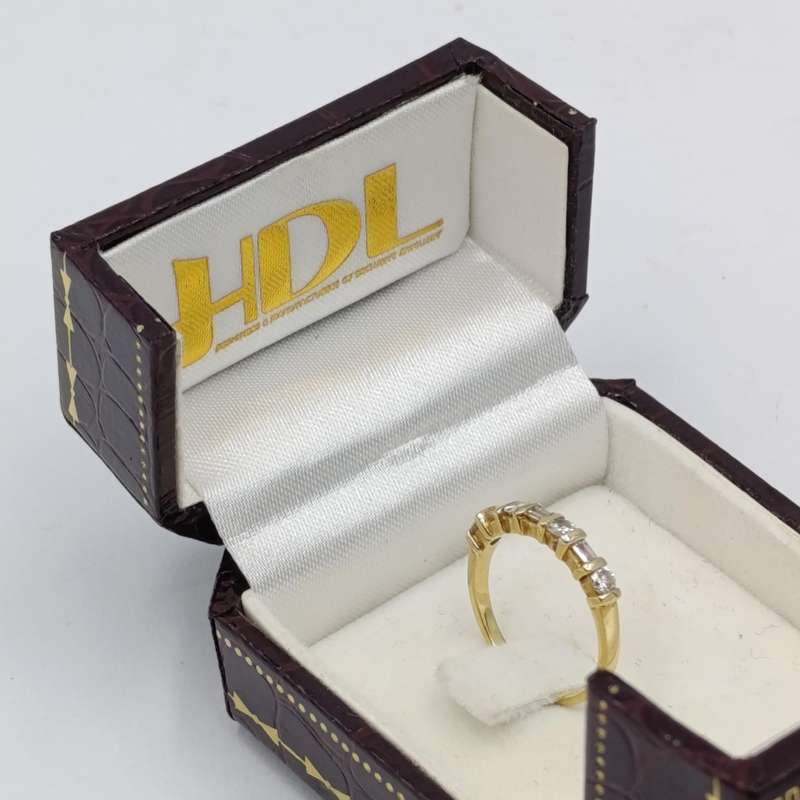 18Kt Yellow gold diamond ring with 4 round diamonds and 3 baguettes - weighs 2,2 grams - size J 1/2