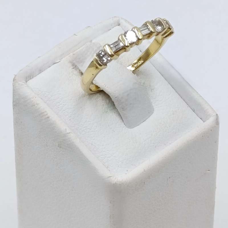 18Kt Yellow gold diamond ring with 4 round diamonds and 3 baguettes - weighs 2,2 grams - size J 1/2