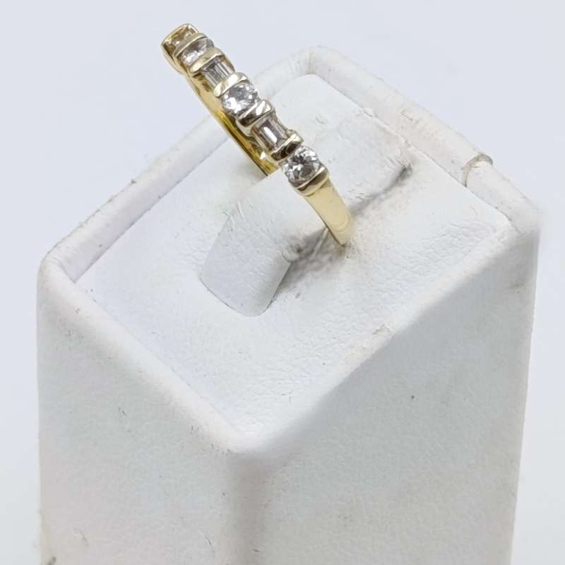 18Kt Yellow gold diamond ring with 4 round diamonds and 3 baguettes - weighs 2,2 grams - size J 1/2