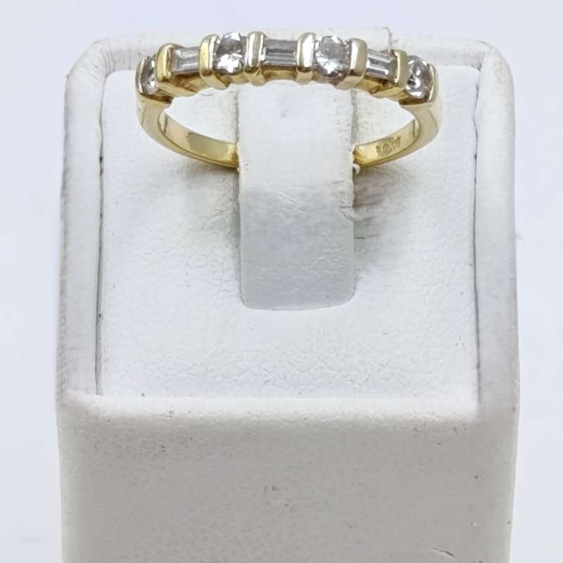 18Kt Yellow gold diamond ring with 4 round diamonds and 3 baguettes - weighs 2,2 grams - size J 1/2