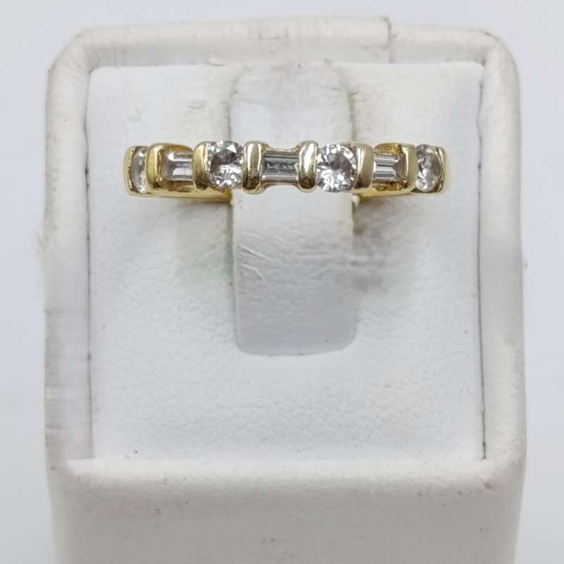 18Kt Yellow gold diamond ring with 4 round diamonds and 3 baguettes - weighs 2,2 grams - size J 1/2