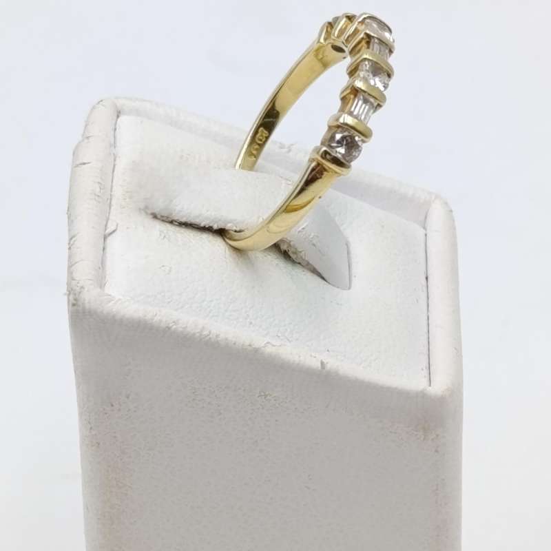 18Kt Yellow gold diamond ring with 4 round diamonds and 3 baguettes - weighs 2,2 grams - size J 1/2